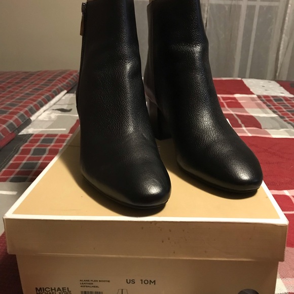 Michael Kors Alane Flex Bootie Leather. - Picture 7 of 11